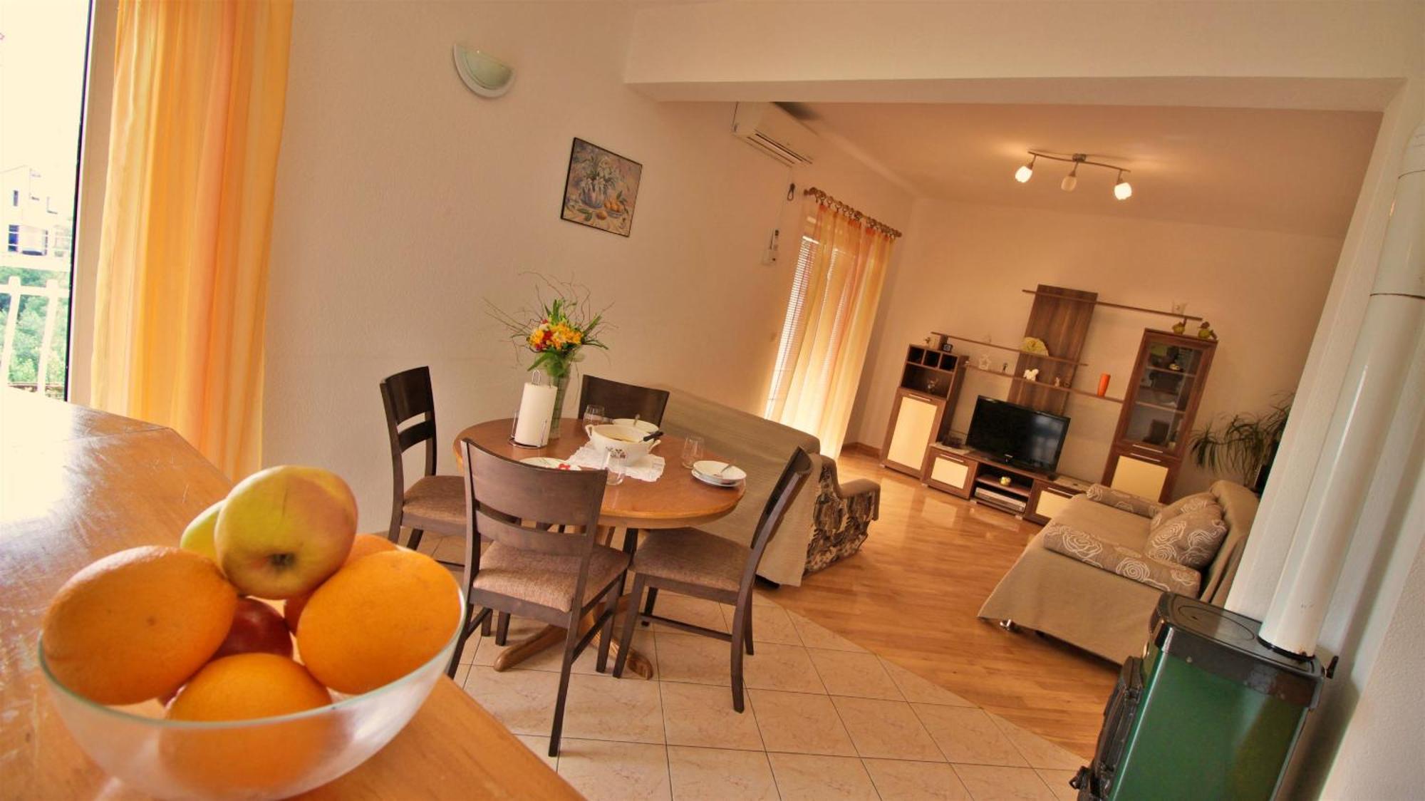Apartments Marusic Омиш Экстерьер фото